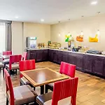 Quality Inn & Suites Near Tanger Outlet Mall 