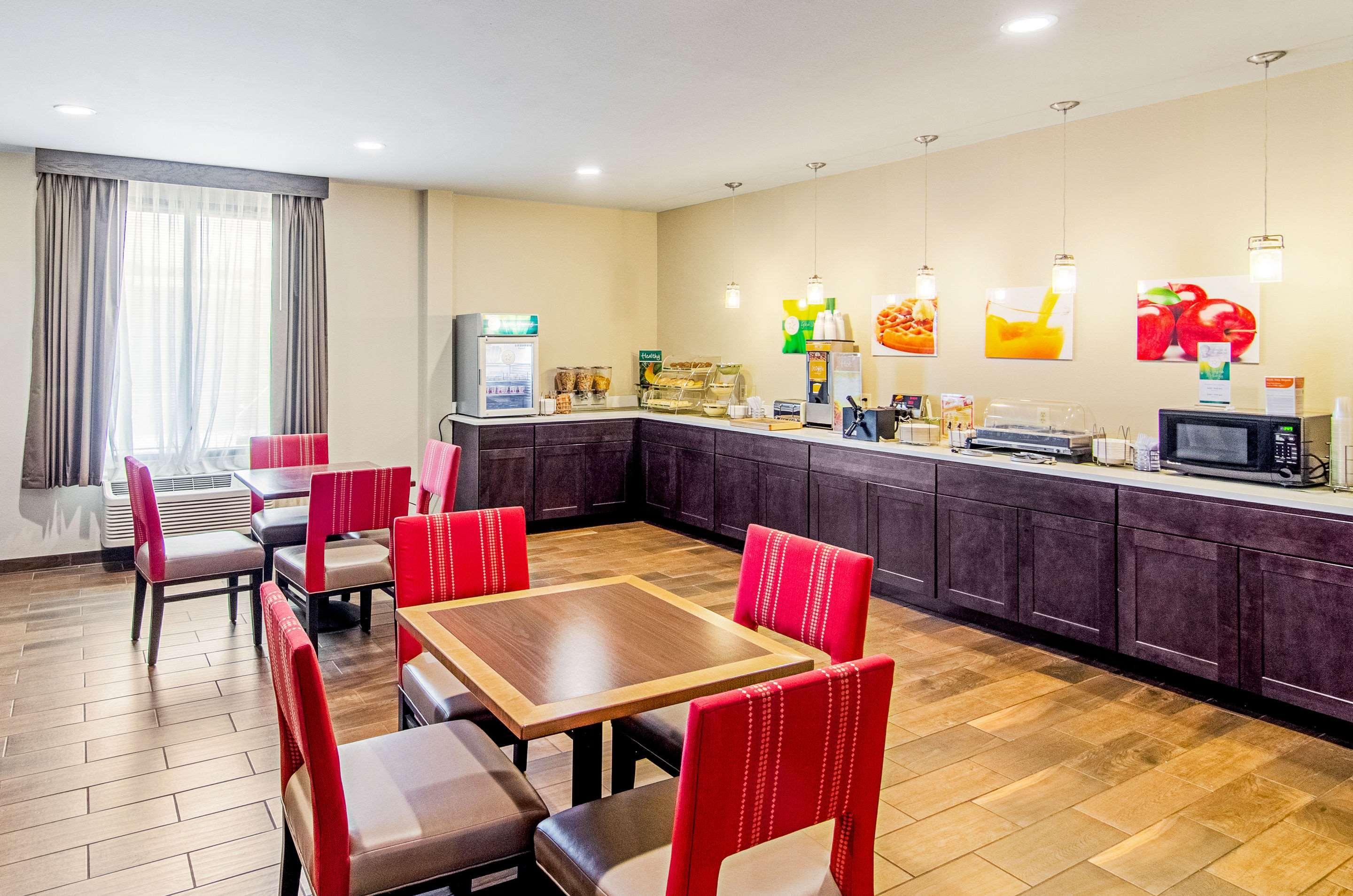 Hotel Quality & Near Tanger Outlet Mall