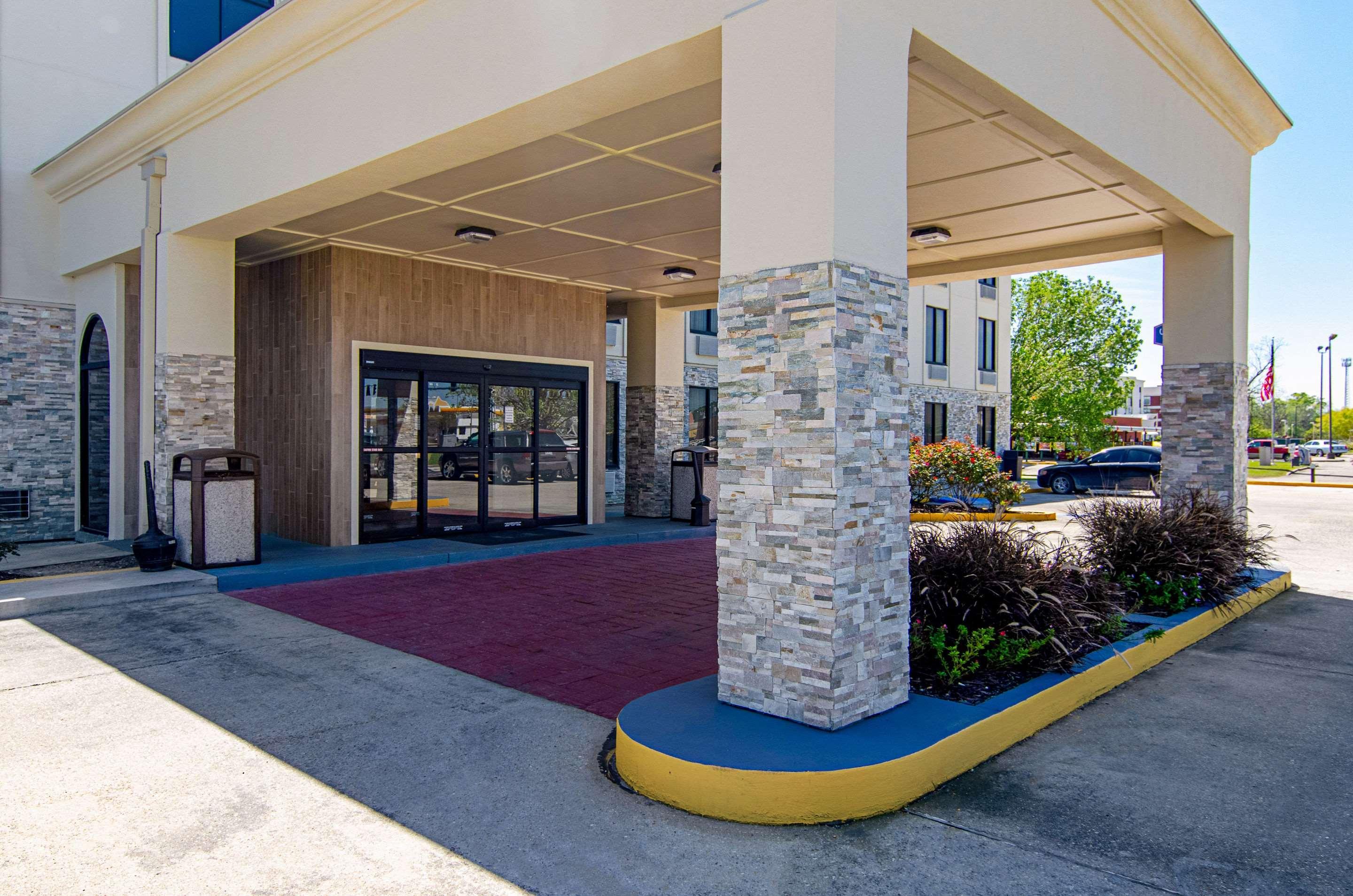 Quality & Near Tanger Outlet Mall Hotel Gonzales