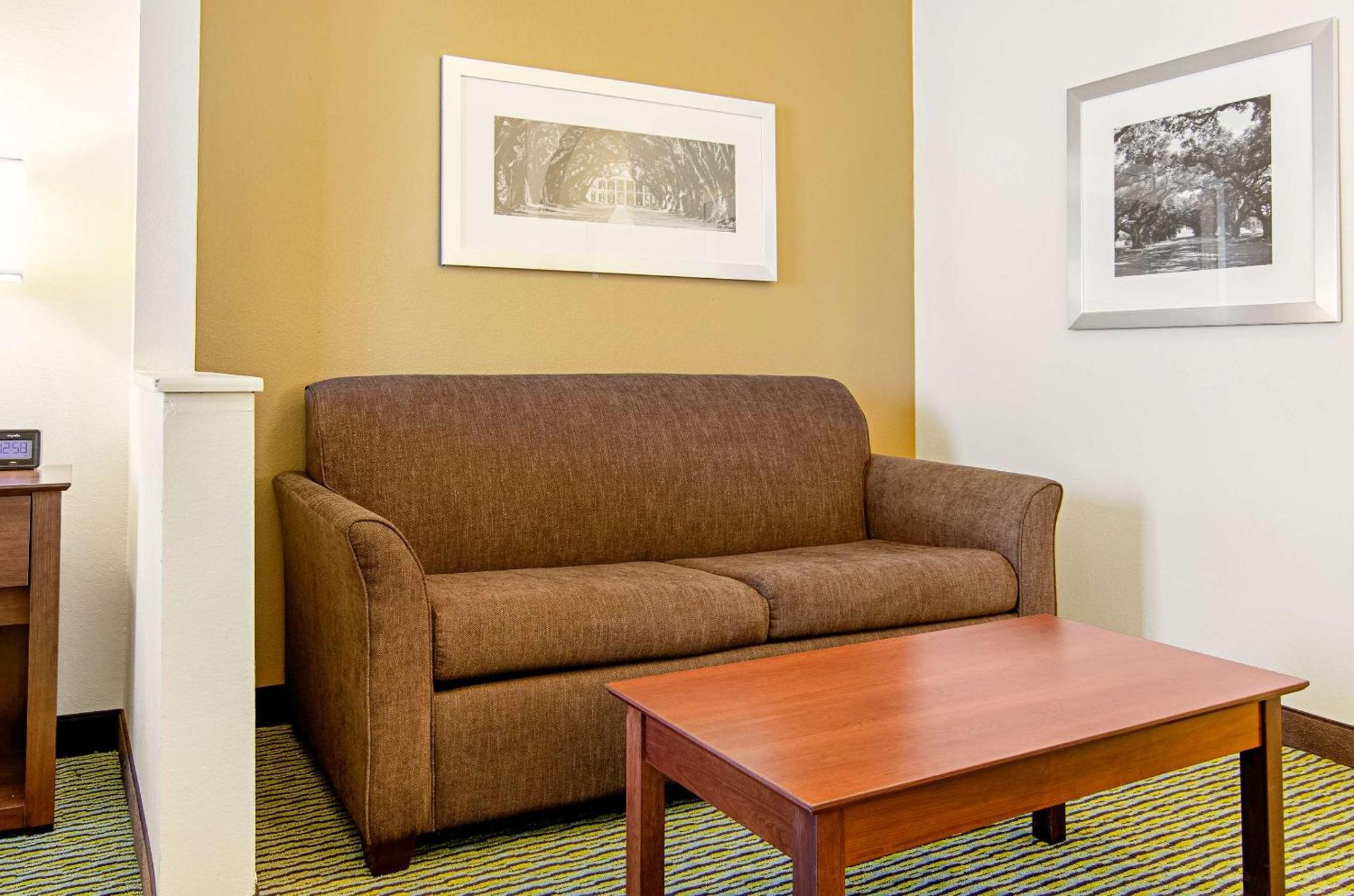 Quality & Near Tanger Outlet Mall Hotel Gonzales