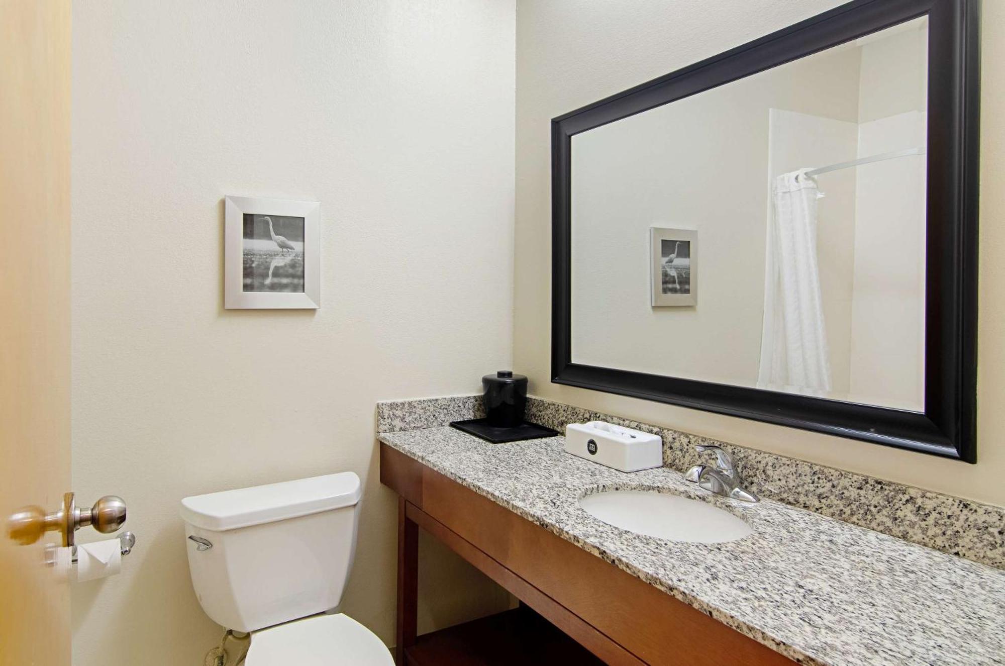 Hotel Quality & Near Tanger Outlet Mall