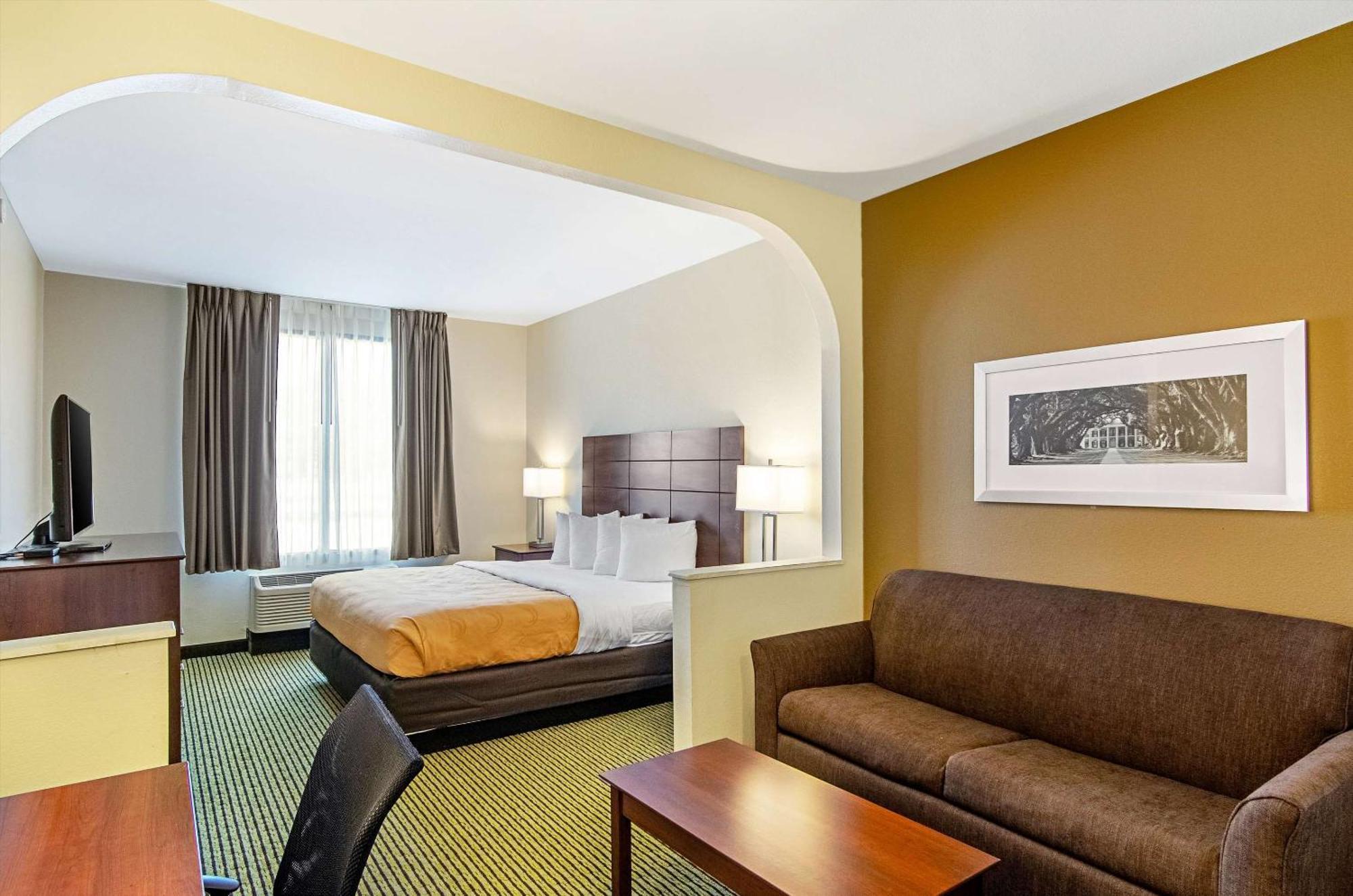 Hotel Quality & Near Tanger Outlet Mall 2*